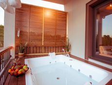 Deluxe Zimmer - Whirlpool - Poolblick