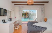 Habitación con acceso a la piscina