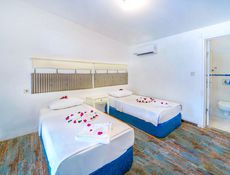 Çift Yataklı Deniz Manzaralı Deluxe Oda