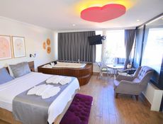Suite with Jacuzzi and Kitchen