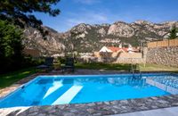 Özel Havuzlu ve Dağ Manzaralı Aile Villa