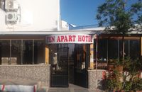 PISO DE ENTRADA DE LA HABITACIÓN DEL HOTEL