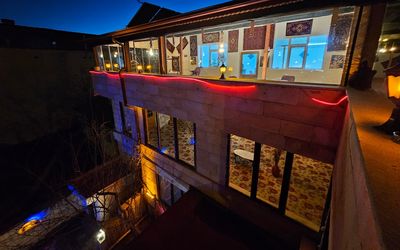 Glorıous House · 4