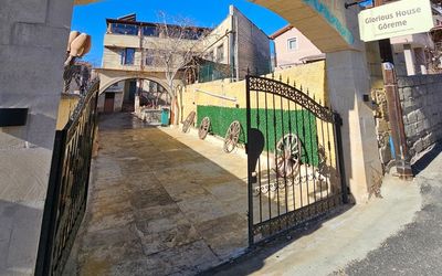 Glorıous House · 3