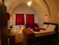 Zimmer mit Kingsize-Bett und Ballonblick