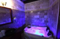 CHAMBRE MARRON AVEC JACUZZI ET CHEMINEE