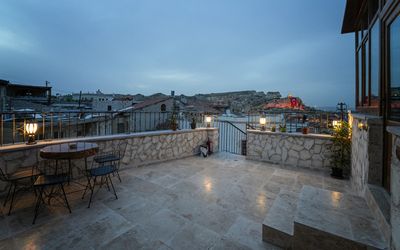 By Yüksel Cave · 3