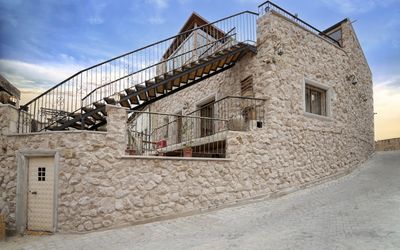 By Yüksel Cave · 5