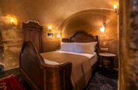 Junior Cave Suite with Bathtub and Fireplace