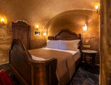 Junior Cave Suite with Bathtub and Fireplace