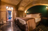 Signature Pool Suite