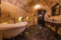 Deluxe Cave Suite Double with Bathtub
