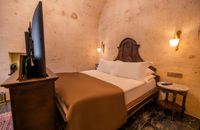 Deluxe Cave Suite Double with Bathtub