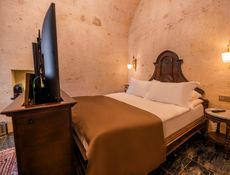 Deluxe Cave Suite Double with Bathtub