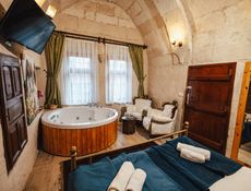 Deluxe Jacuzzi Room, Courtyard View