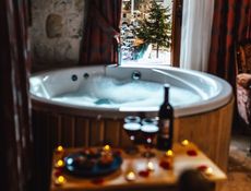 Honeymoon Jacuzzi Suite, Courtyard View