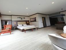 SUIT ROOM