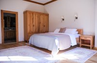 Pokój z łóżkiem typu king-size – widok na góry
