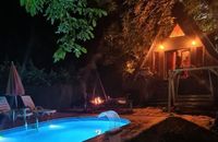 Ovaler Bungalow mit Pool