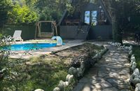 Ovaler Bungalow mit Pool