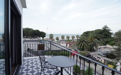 Be Side Hotel · 4