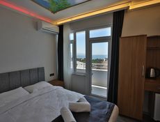 Köşe Balkonlu - Kısmi Deniz Manzaralı Oda
