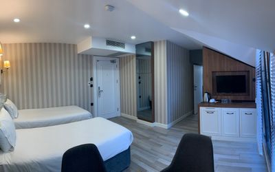 White Golden Suite Hotel · 4