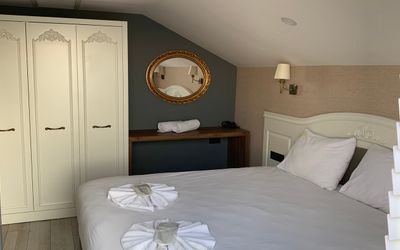 White Golden Suite Hotel · 3