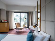 Kara Manzaralı Corner Suite