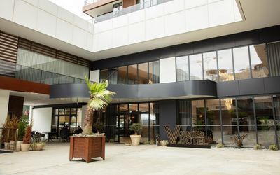 V Center Otel · 5