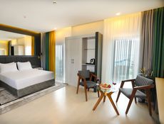 Corner Suite French Bed Lake View