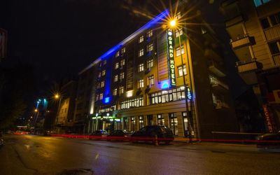 An Grand Hotel · 3