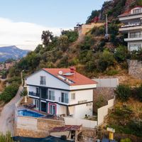 Alanya'da Özel Havuzlu ve Göz Alıcı Manzaralı Muhteşem Villa