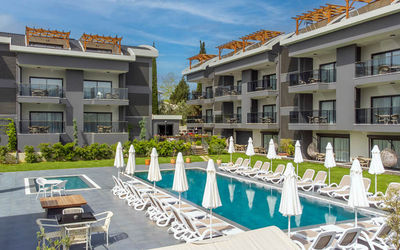 A Suite Side · 4