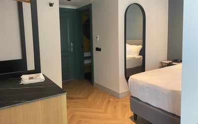 In The Middle Hotel · 3