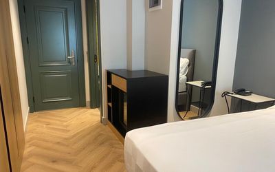 In The Middle Hotel · 5