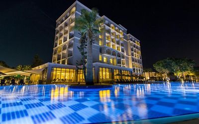 The Roxy Luxury Moon · 3