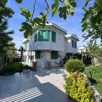 Yeşil Panjurlu Villa