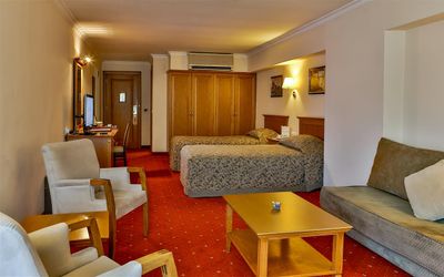 Central Hotel · 5
