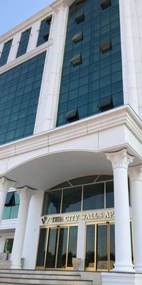 The Ci̇ty Walls Sui̇t Otel