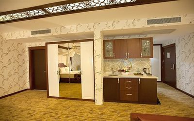 Mitannia Regency Hotel · 4