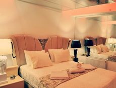 Mirror Suite Room
