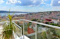 Zolderkamer met balkon met uitzicht op de Bosporus