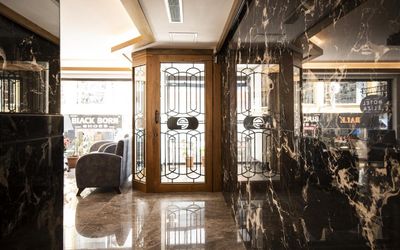 Eliza Hotel · 5