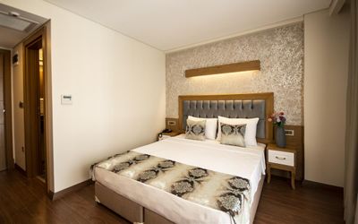 Eliza Hotel · 3