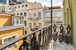 turkiye/istanbul/beyoglu/6744c72ee0726c86a0b1858e576ce9b3b93aec26d23042f1c4fad32a308d627caf7fa1fda4e7382d17d253c302d834c5f1cfaf8f2f7e4dfd4ccab5007b2adfe5c66859c5f6c144709e2bdf35abacb5ea.jpg
