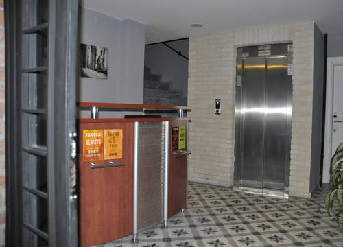 turkiye/istanbul/beyoglu/adams-suit_6413627d.jpg