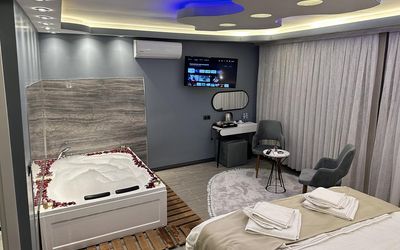 Blue Moonrise Hotel · 3