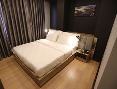 Un appartement avec une chambre
