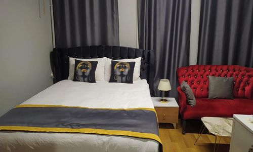 turkiye/istanbul/beyoglu/taksim-red-suit_8fc36e1e.jpg
